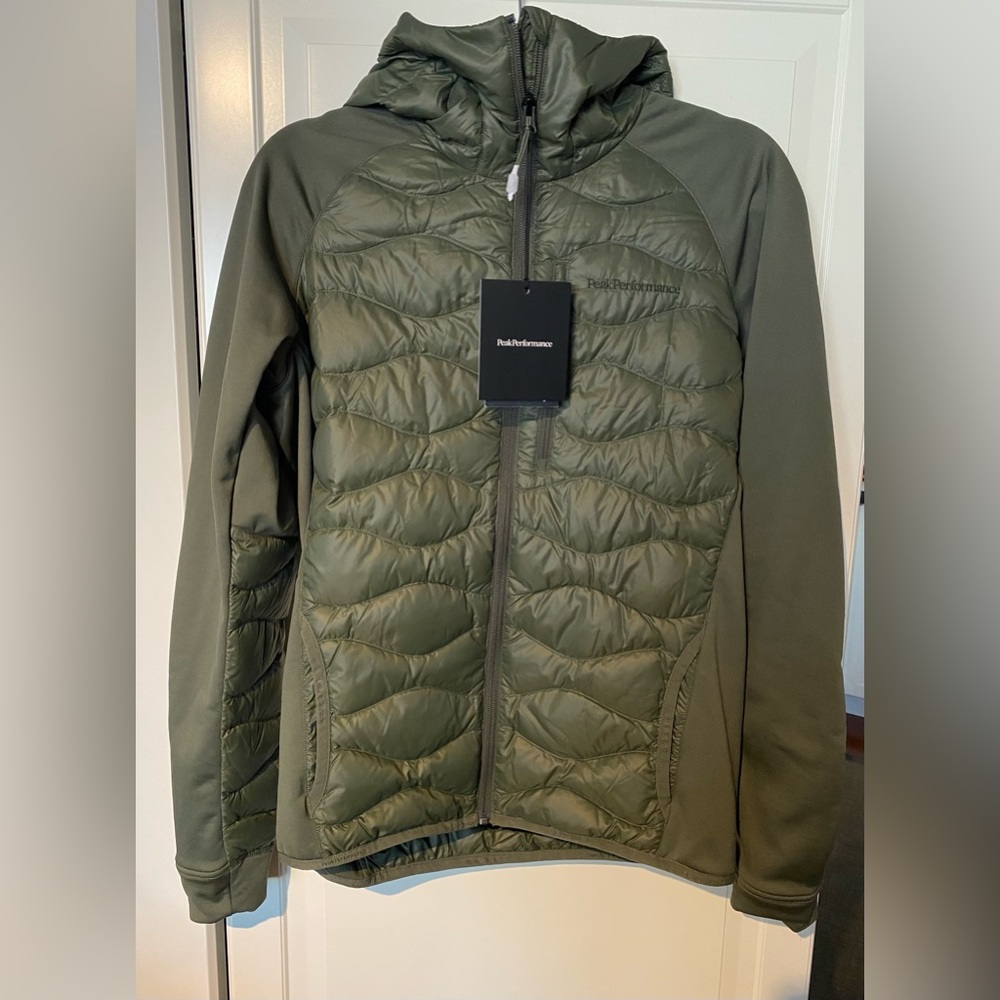 Peak Performance Men’s Helium Down Hybrid Hood Jacket in Pine Needle Green Sz S